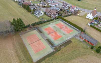 Großes Grundstück mit 3 Tennisplätzen in Seewald-Besenfeld