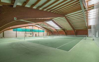Tennishalle mit einem Wohnhaus zu verkaufen!