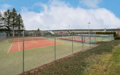 Großes Grundstück mit 3 Tennisplätzen in Seewald-Besenfeld